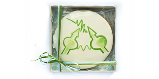 Wrapped cake with the green TRR 160 logo in the white glazing.